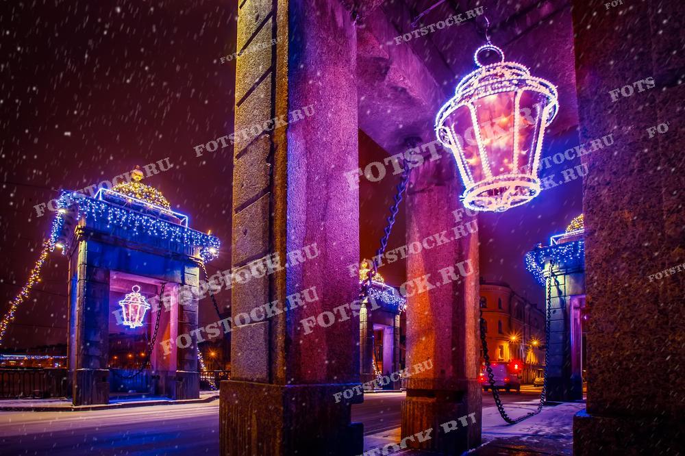 Эта захватывающая фотография показывает заснеженные улицы Санкт-Петербурга во время зимней ночи. Праздничные украшения и освещение создают уютное и теплое настроение, а падающий снег добавляет магии этой зимней сцене. Идеально подходит для иллюстрации зимних праздников или как декоративный элемент для создания атмосферы зимней сказки в интерьере.